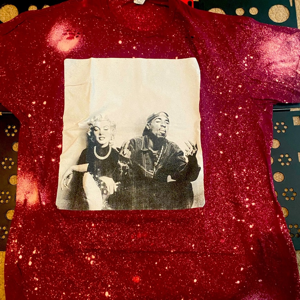 Rare Marilyn Monroe and 2Pac chillin Tee! Size XL!